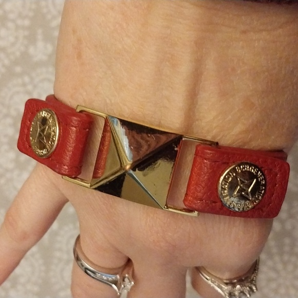 BCBG Bracelet - Picture 1 of 5